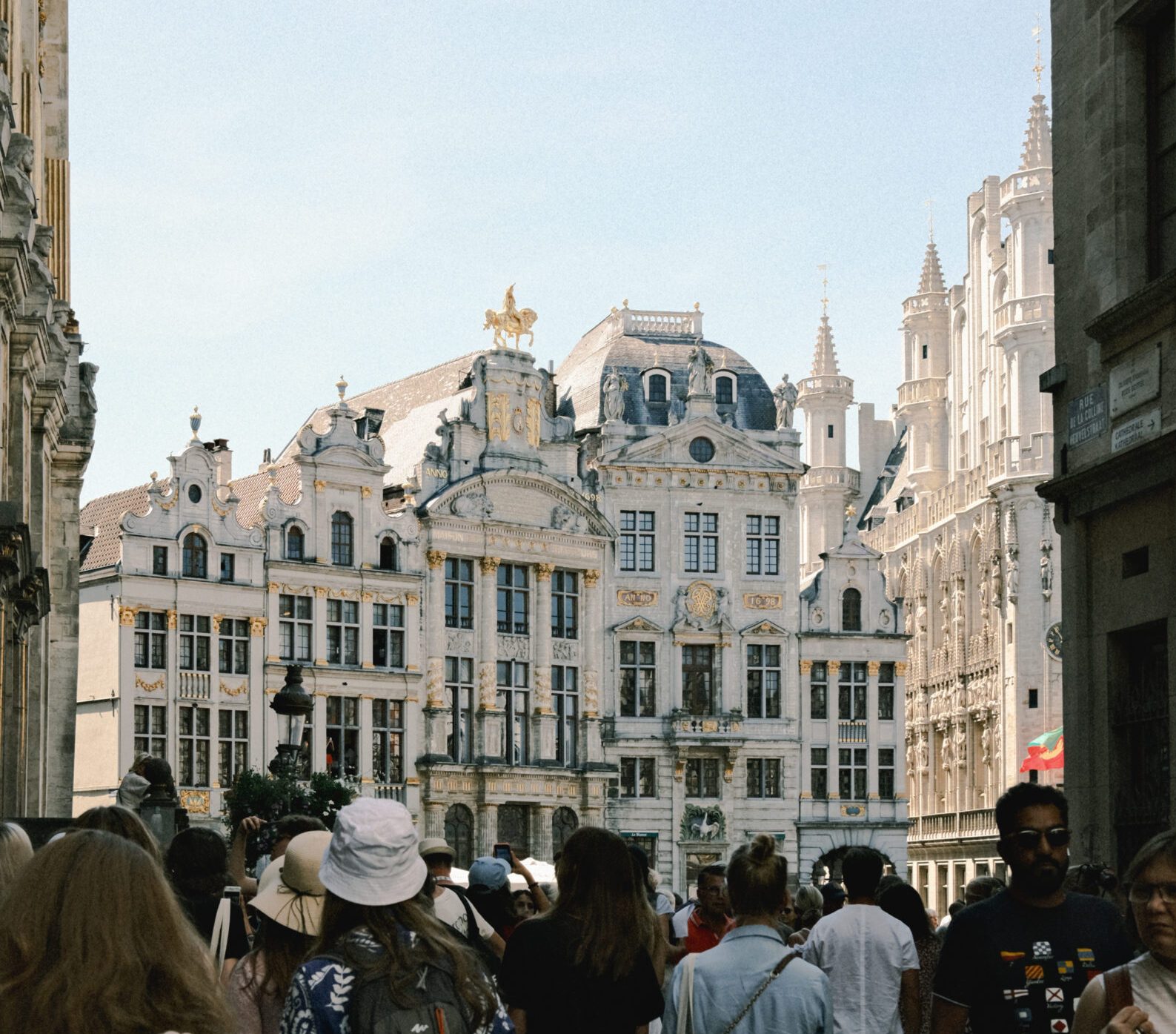 Brussels, 2022. Photo Yohannes Henriksson – Finnish Cultural Institute for the Benelux Tourists walk across a busy square in Brussels.